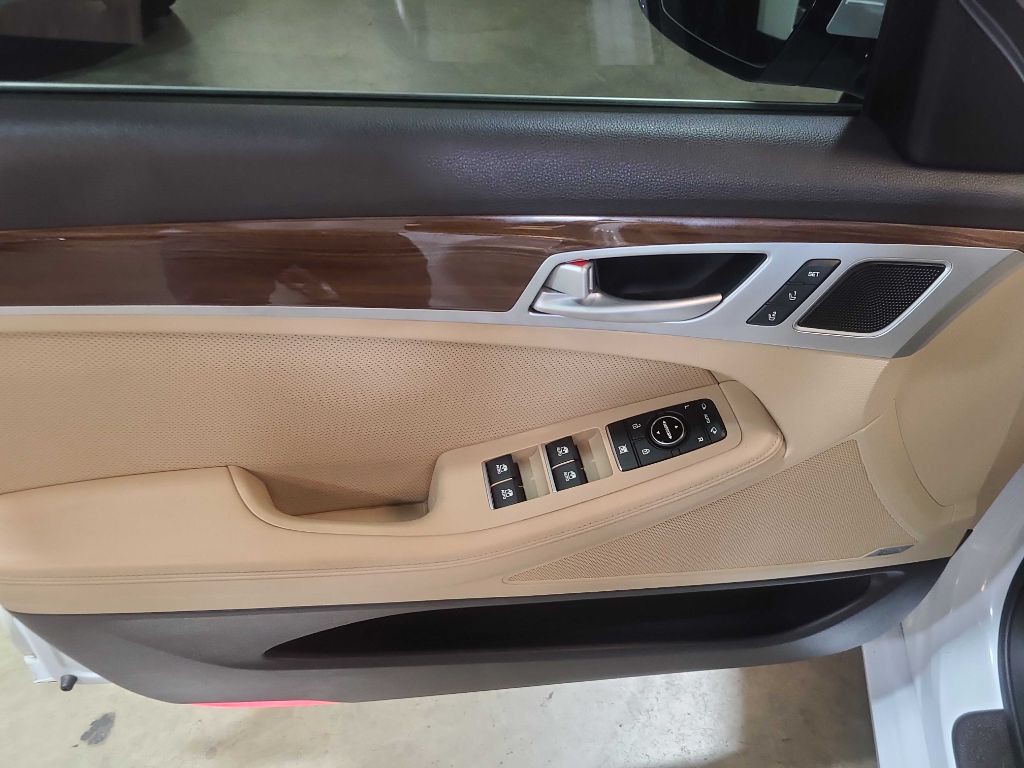2015 Hyundai Genesis Image 32