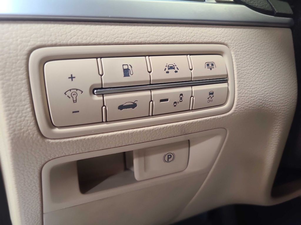 2015 Hyundai Genesis Image 35