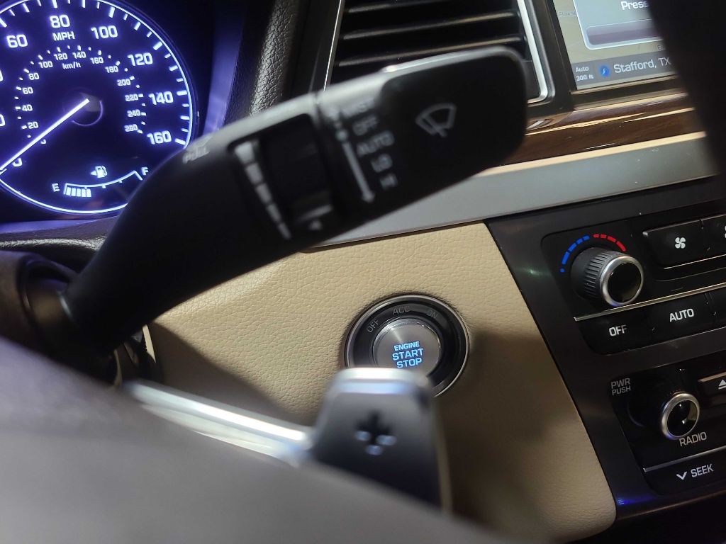 2015 Hyundai Genesis Image 40