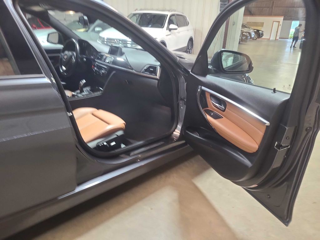 2016 BMW 3 Series Image 30