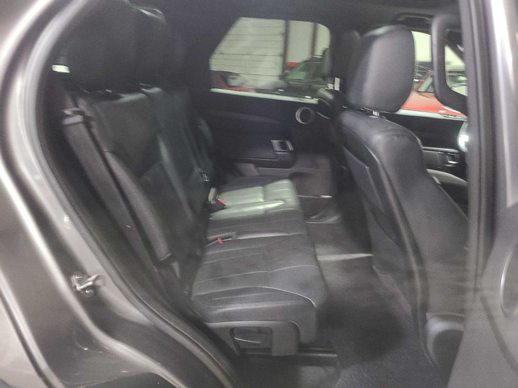 2017 Land Rover Discovery Image 32