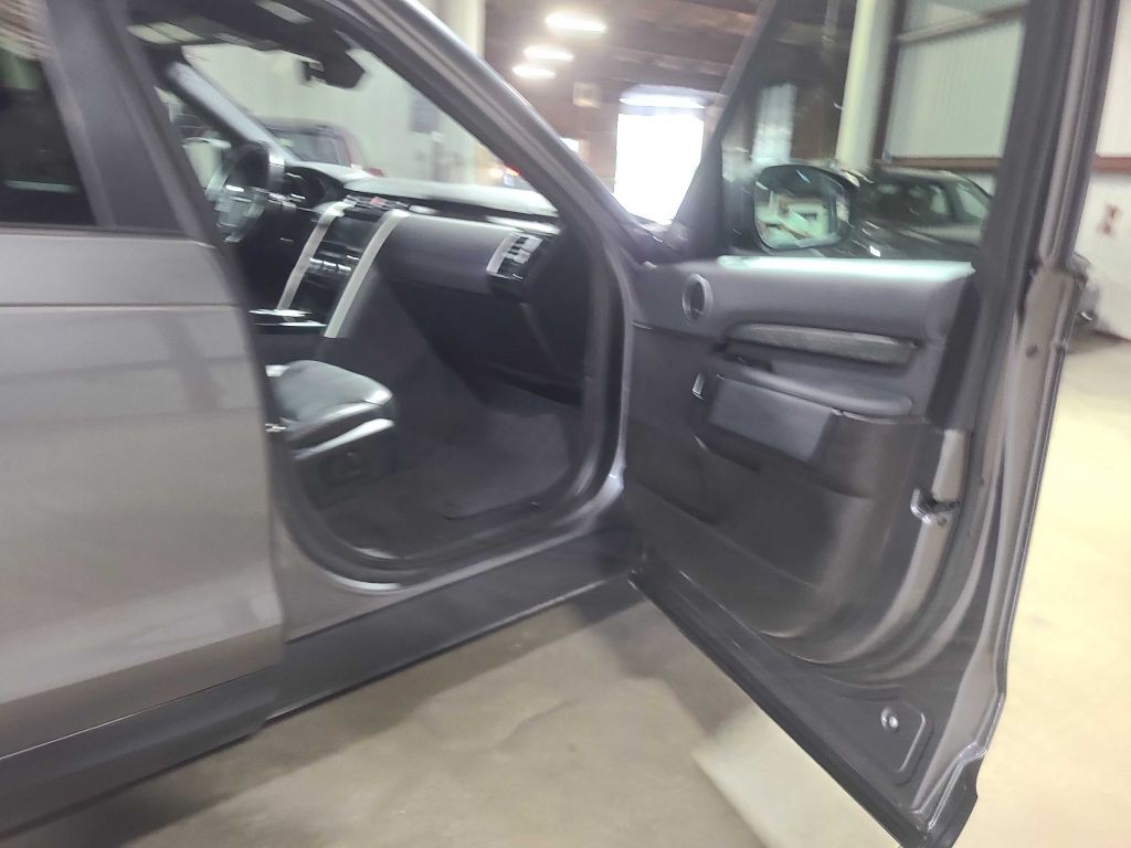2017 Land Rover Discovery Image 33