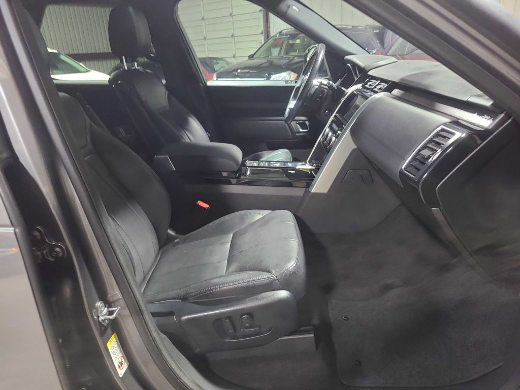 2017 Land Rover Discovery Image 34