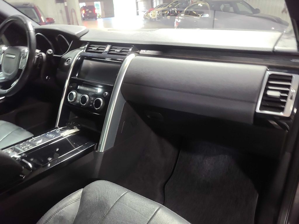 2017 Land Rover Discovery Image 36