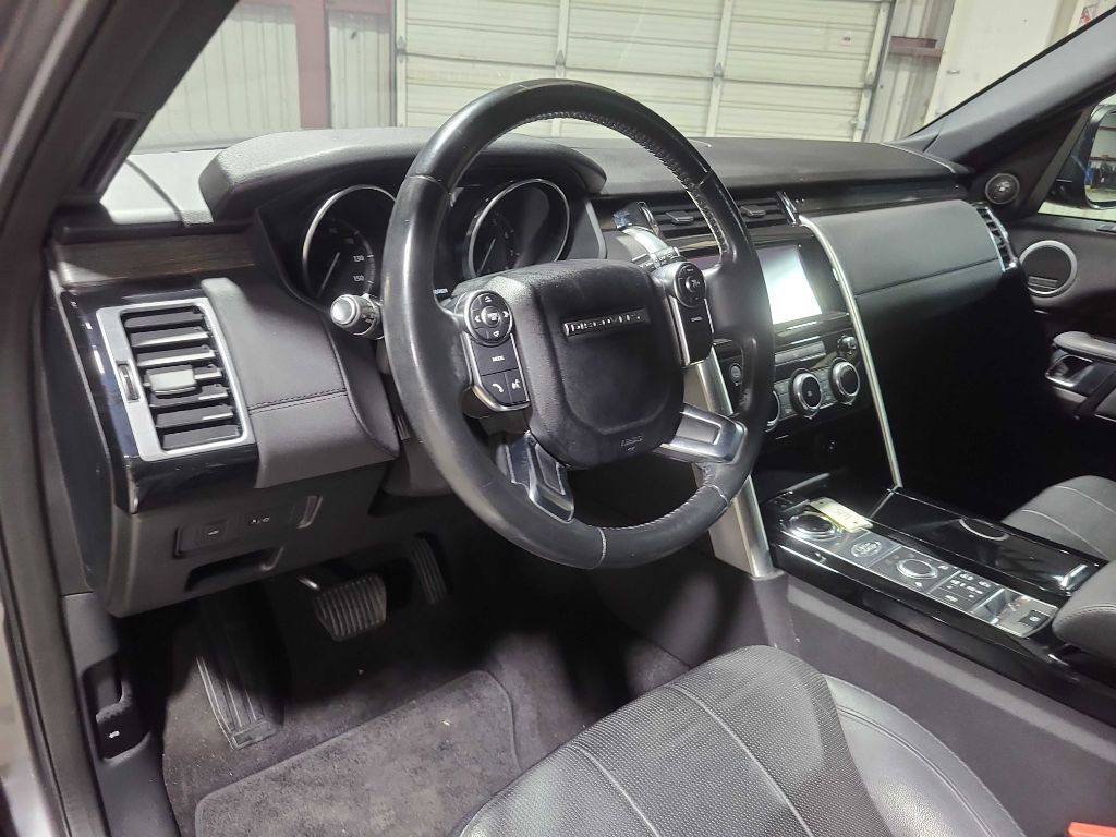 2017 Land Rover Discovery Image 37