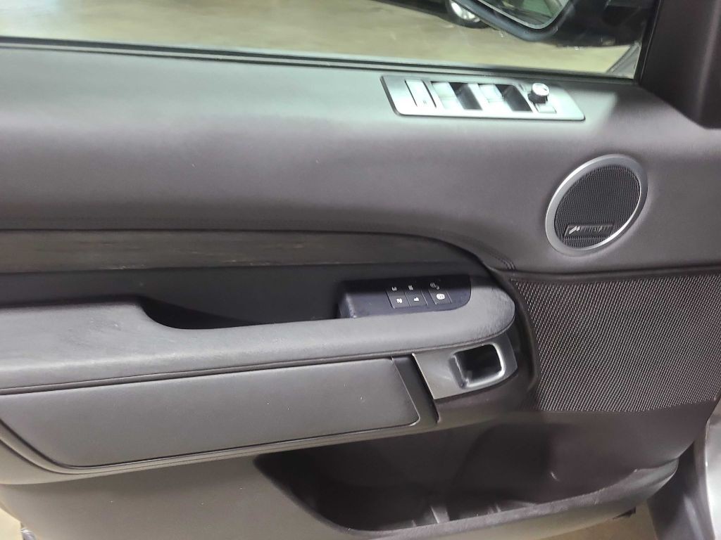 2017 Land Rover Discovery Image 39