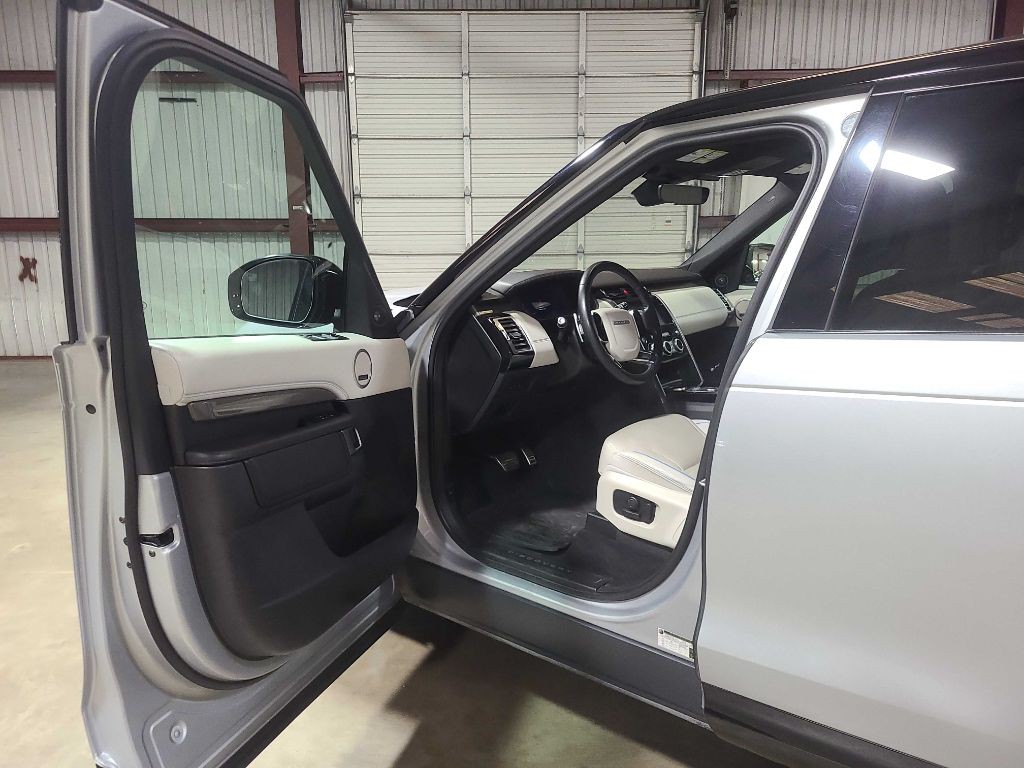 2020 Land Rover Discovery Image 24