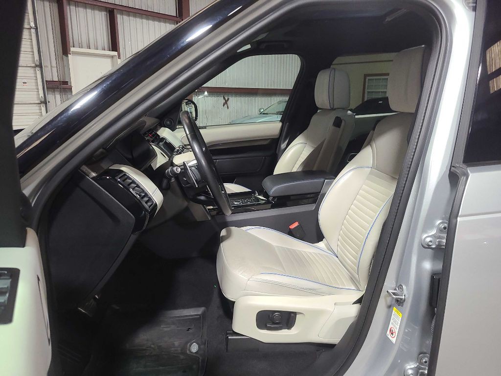 2020 Land Rover Discovery Image 25