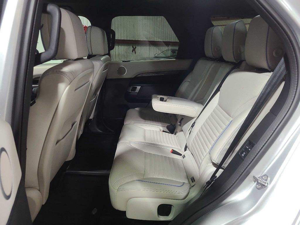 2020 Land Rover Discovery Image 28