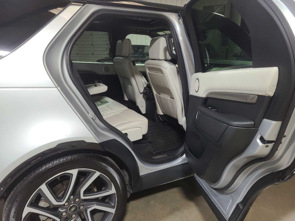 2020 Land Rover Discovery Image 33