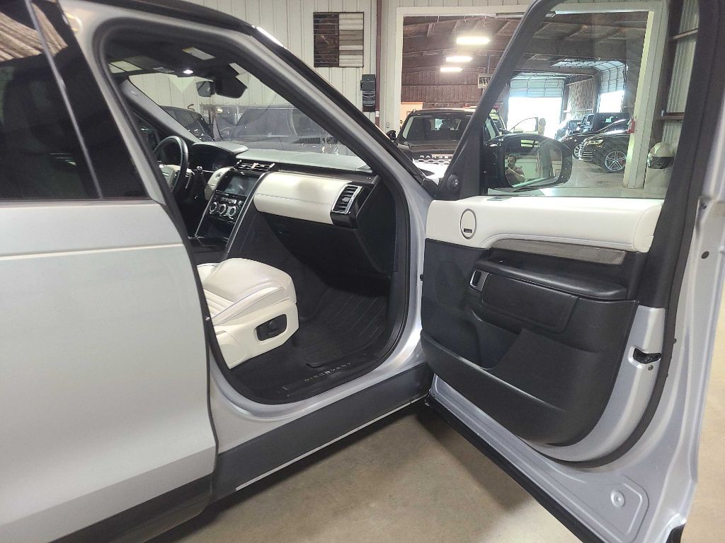 2020 Land Rover Discovery Image 35