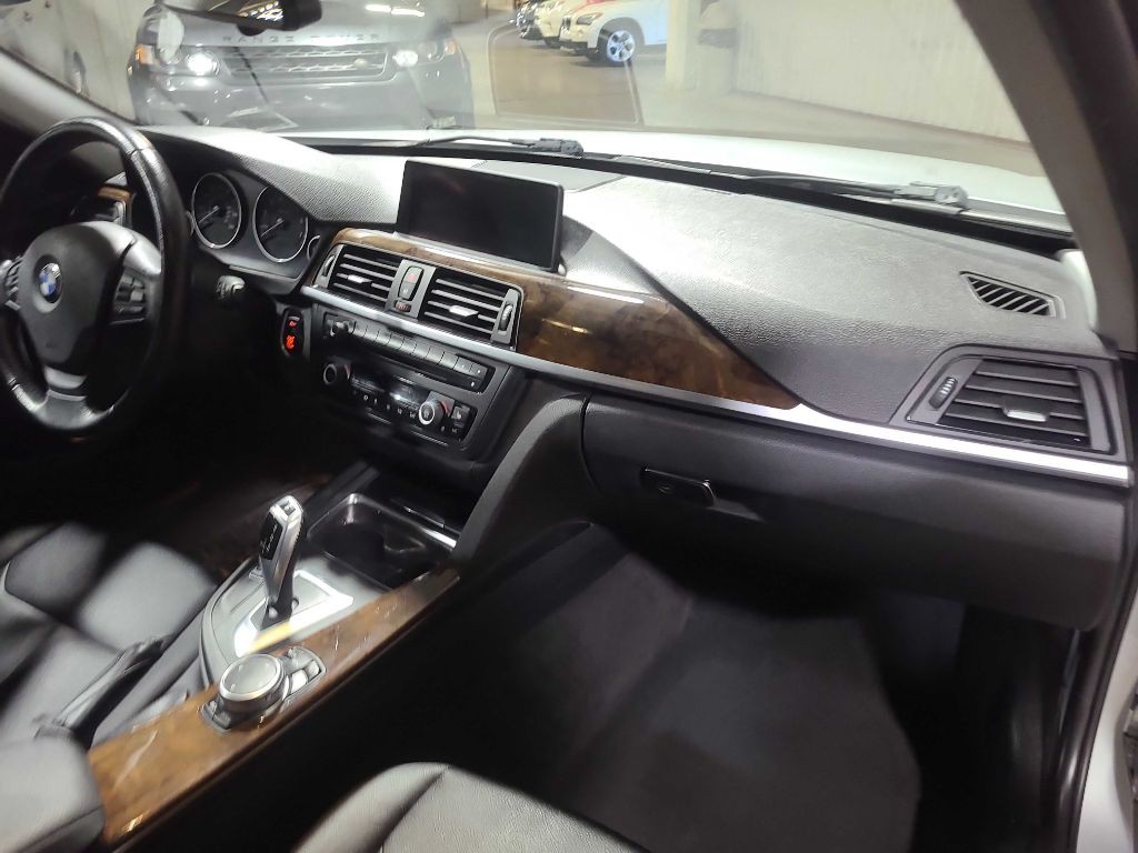 2015 BMW 3 Series Image 30