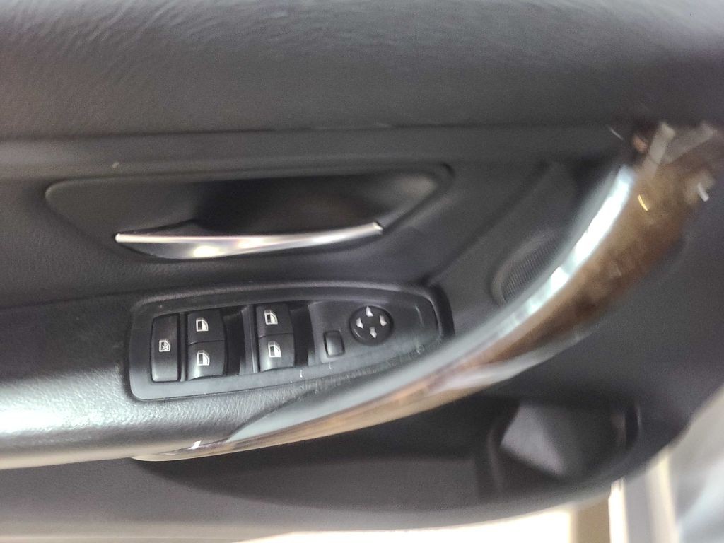 2015 BMW 3 Series Image 32