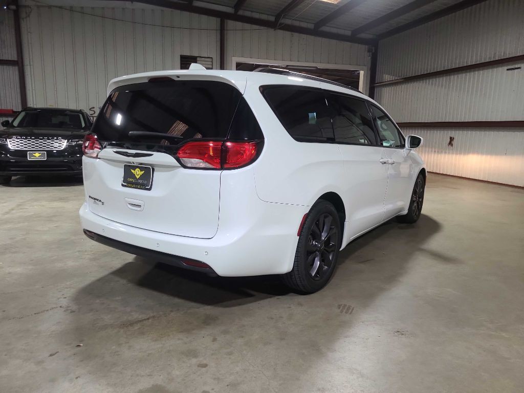2018 Chrysler Pacifica Image 8