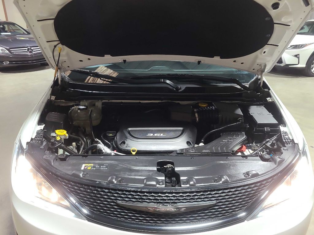 2018 Chrysler Pacifica Image 42