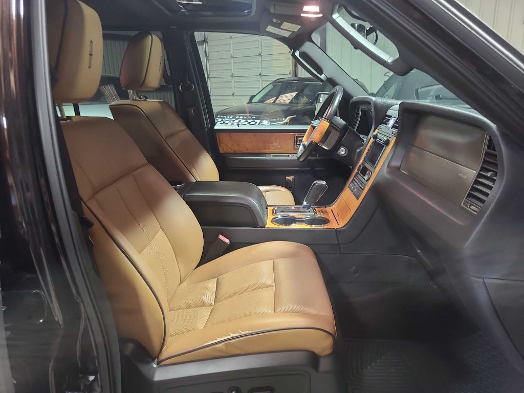 2013 Lincoln Navigator Image 32