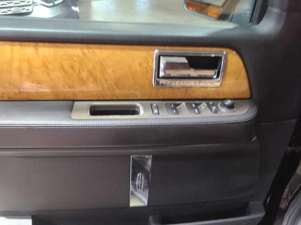 2013 Lincoln Navigator Image 35