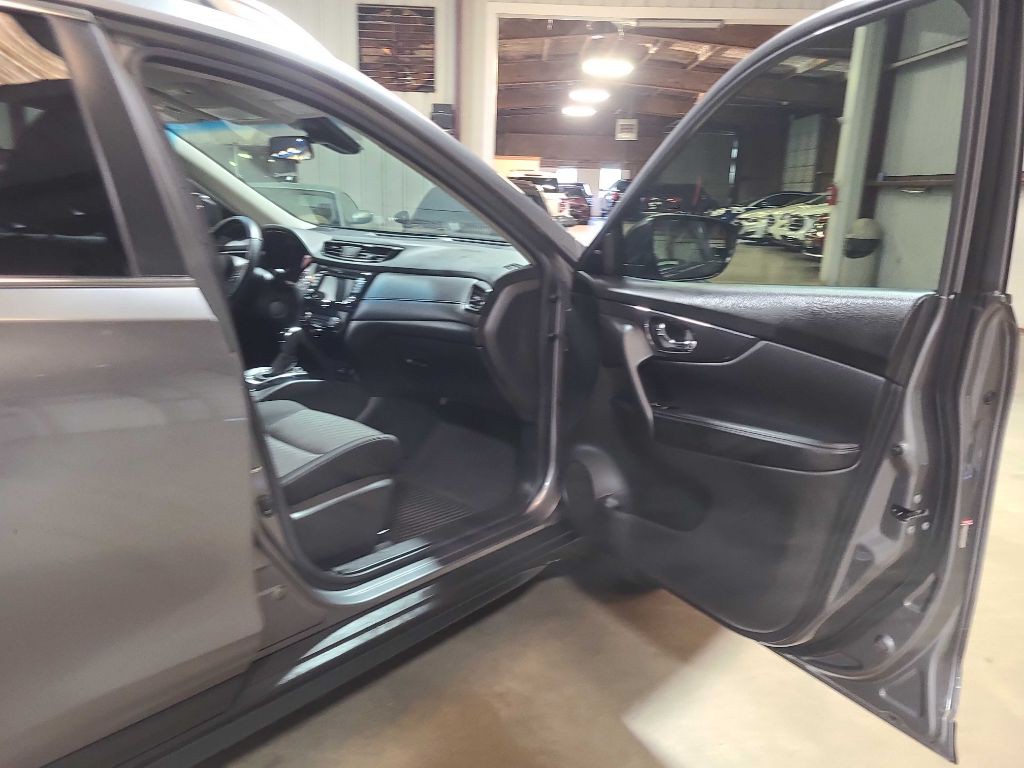 2020 Nissan Rogue Image 25