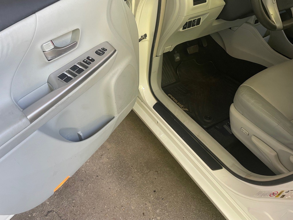 2012 Toyota Prius Image 5