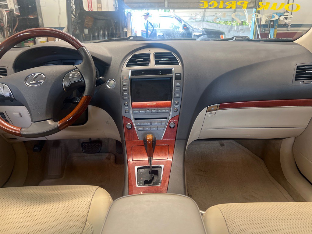 2011 Lexus ES 350 Image 6