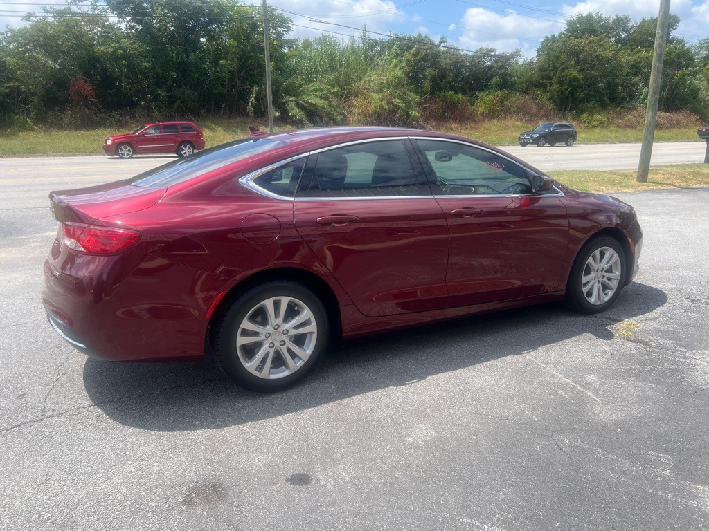 2017 Chrysler 200 Image 3