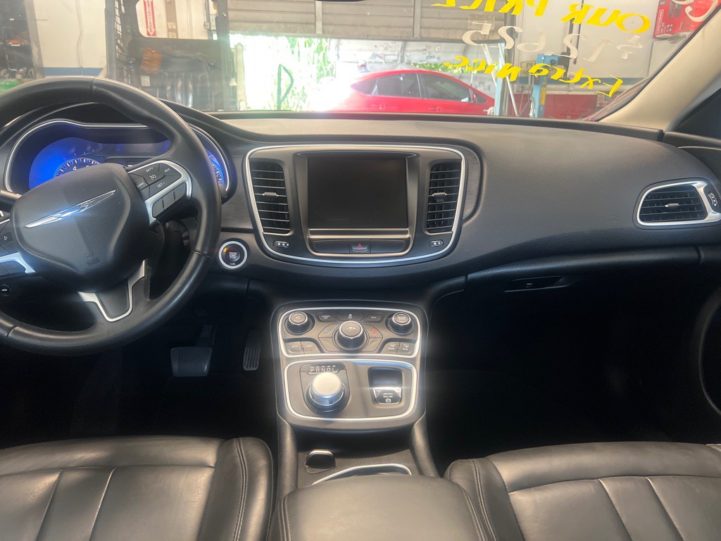 2017 Chrysler 200 Image 6