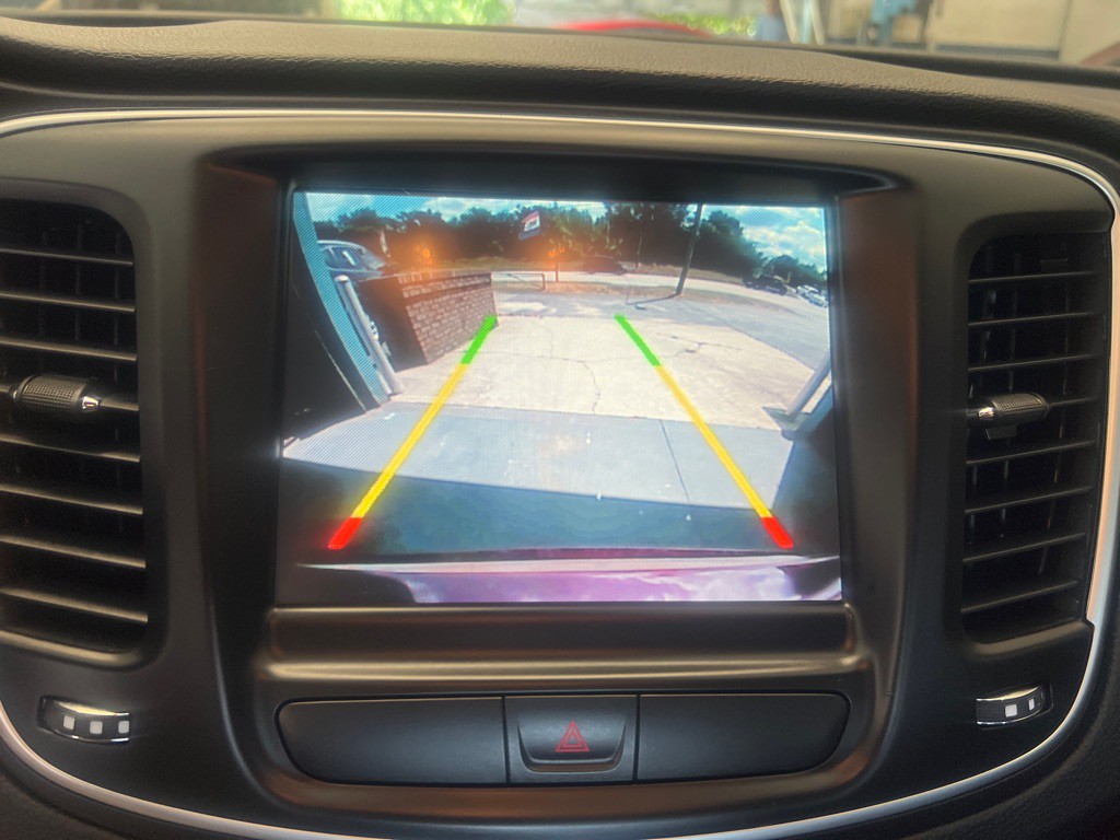 2017 Chrysler 200 Image 7