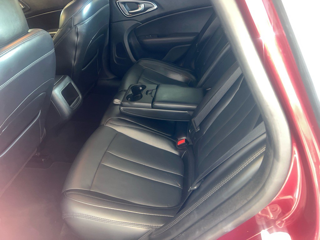 2017 Chrysler 200 Image 8
