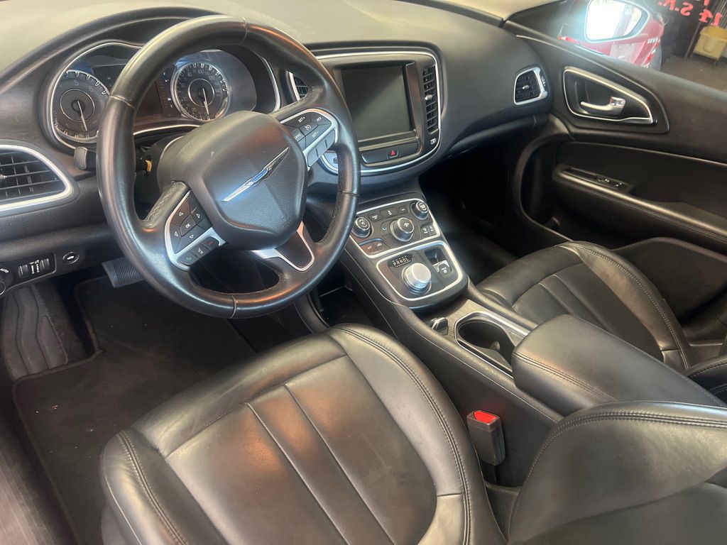 2017 Chrysler 200 Image 5