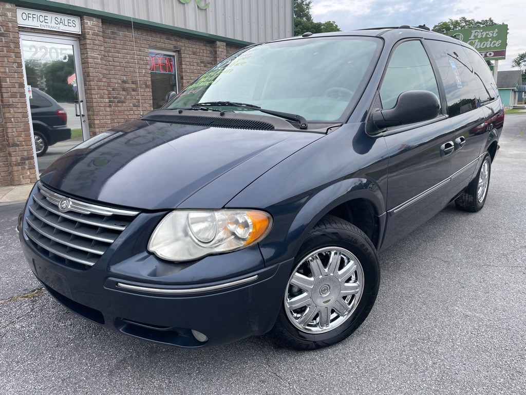 2007 Chrysler Town & Country Image 2