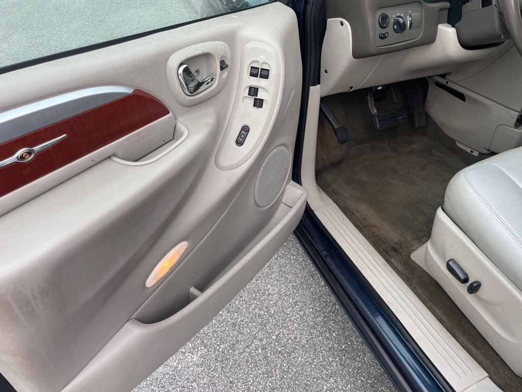 2007 Chrysler Town & Country Image 5
