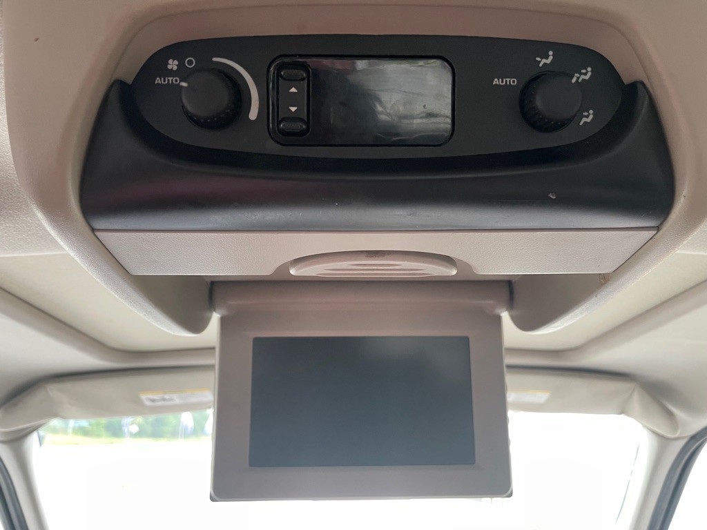 2007 Chrysler Town & Country Image 10