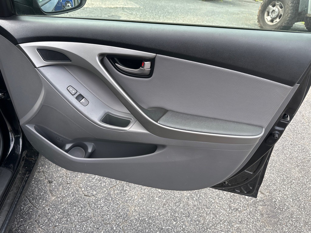 2012 Hyundai Elantra Image 17