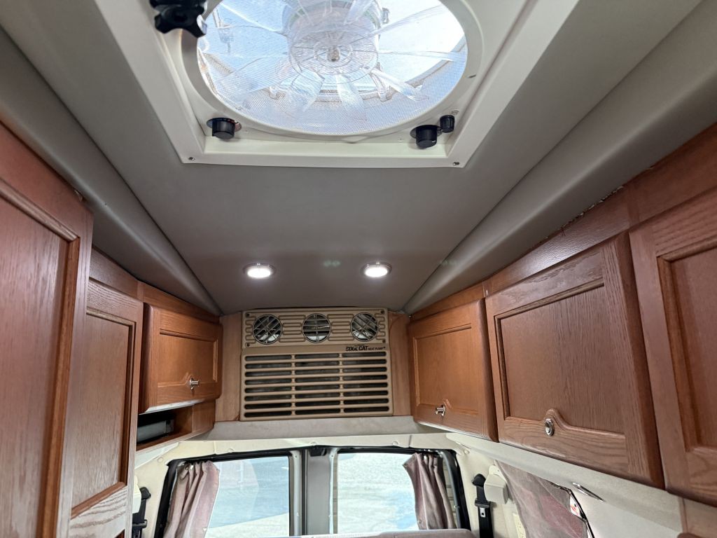 2016 Chevrolet Express Image 40