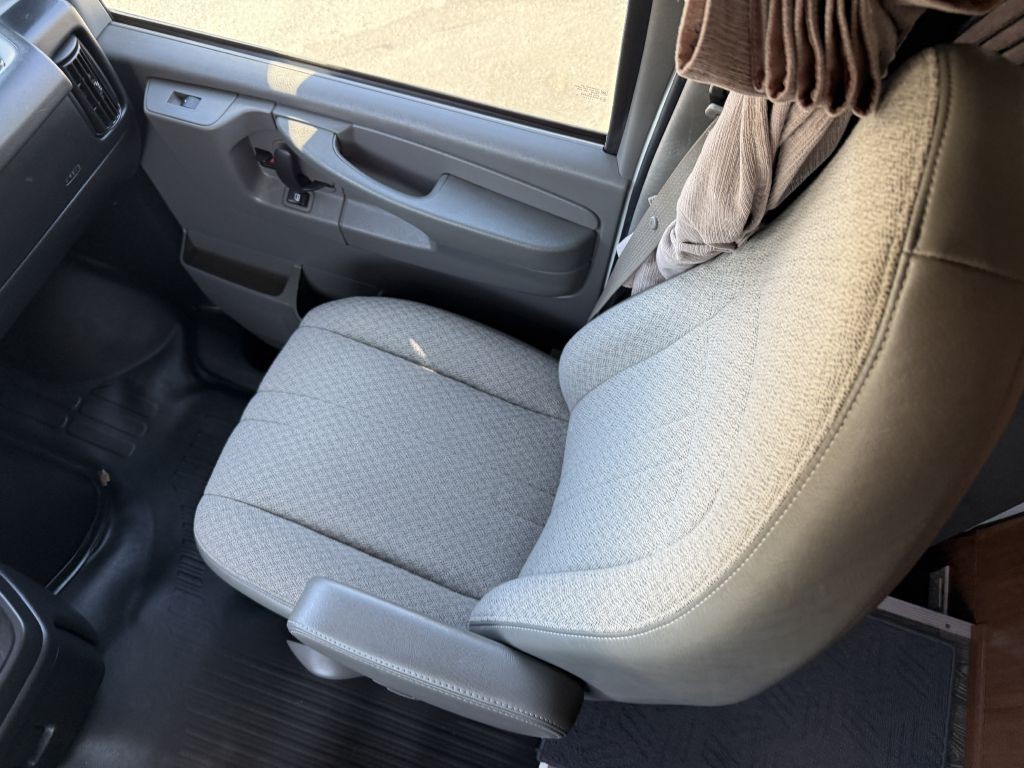 2016 Chevrolet Express Image 63