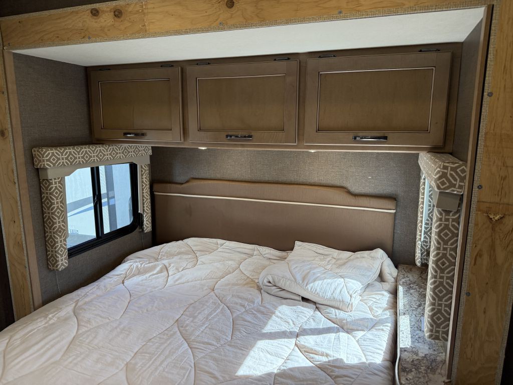 2018 Ford Econoline Image 54