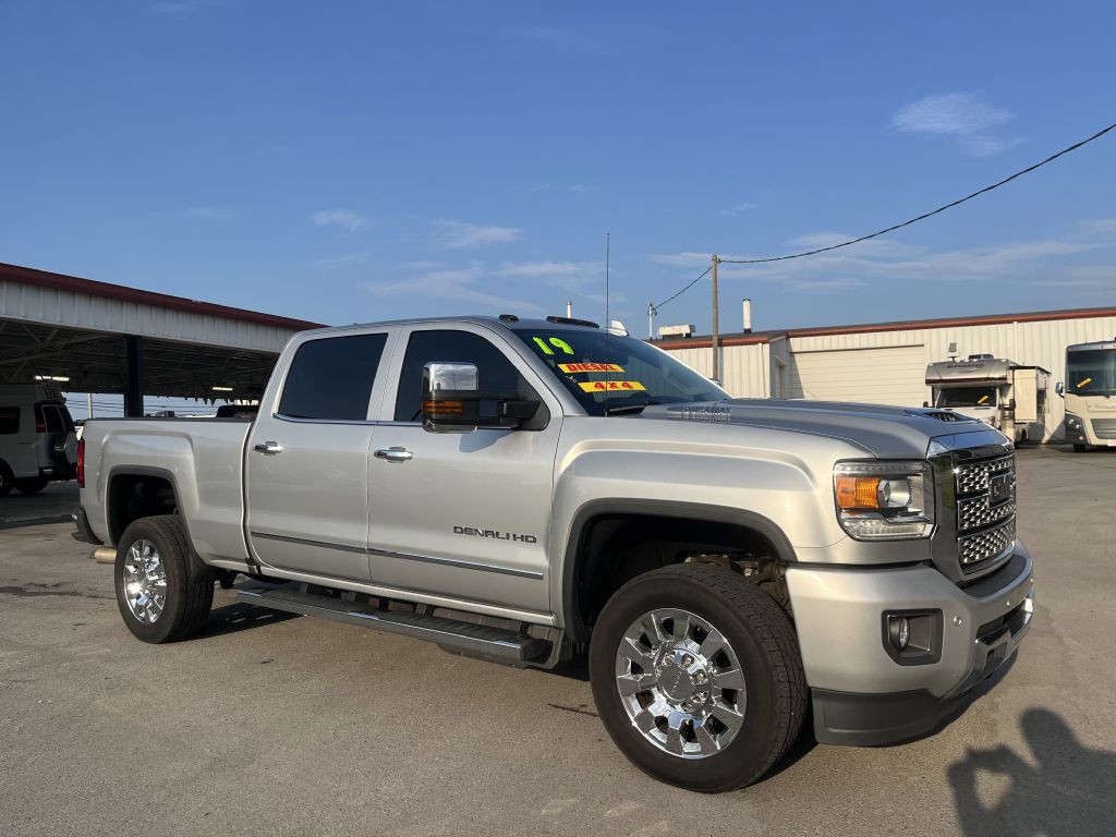 2019 GMC Sierra Image 2