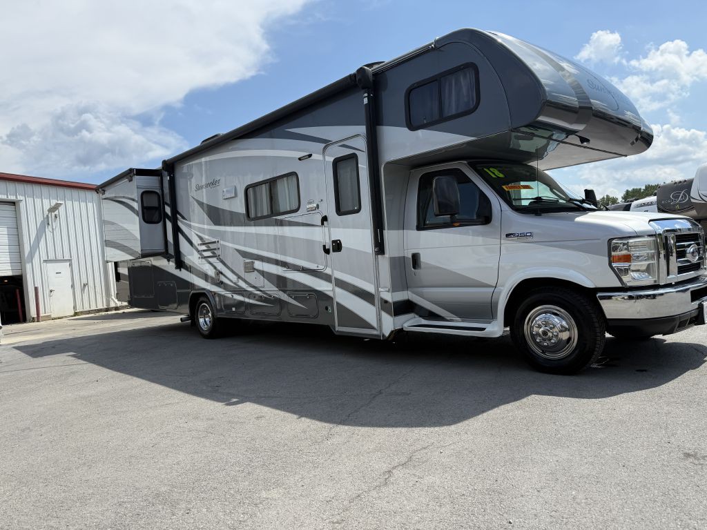 2018 Ford Econoline Image 2