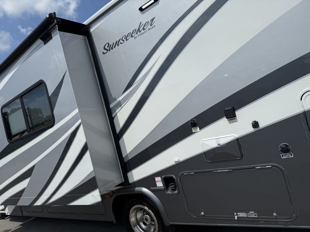 2018 Ford Econoline Image 30