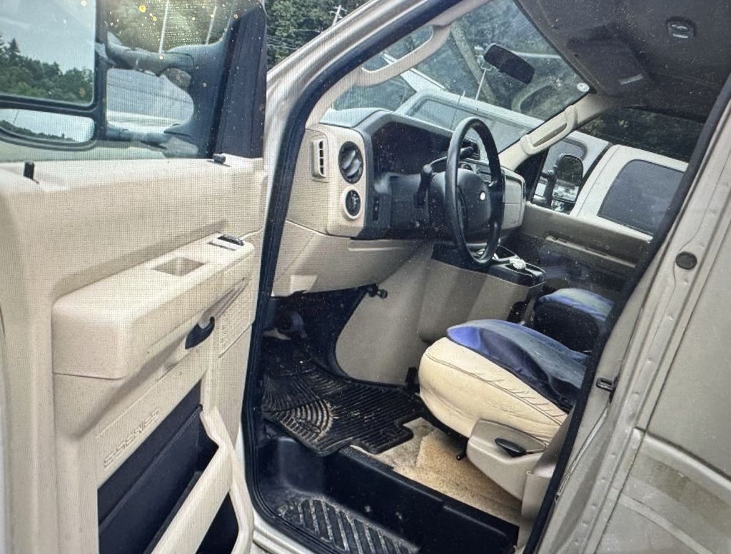 2011 Ford Econoline Image 4