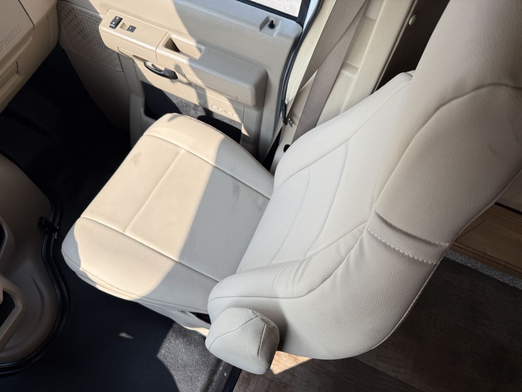 2018 Ford Econoline Image 40