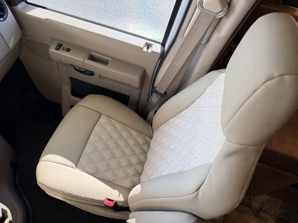 2016 Ford Econoline Image 40