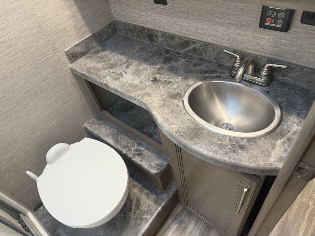 2022 Ford Econoline Image 64