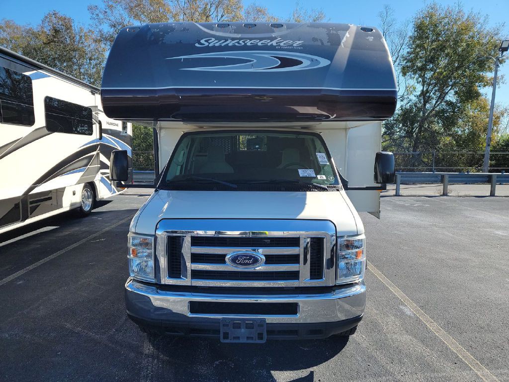 2017 Ford Econoline Image 2