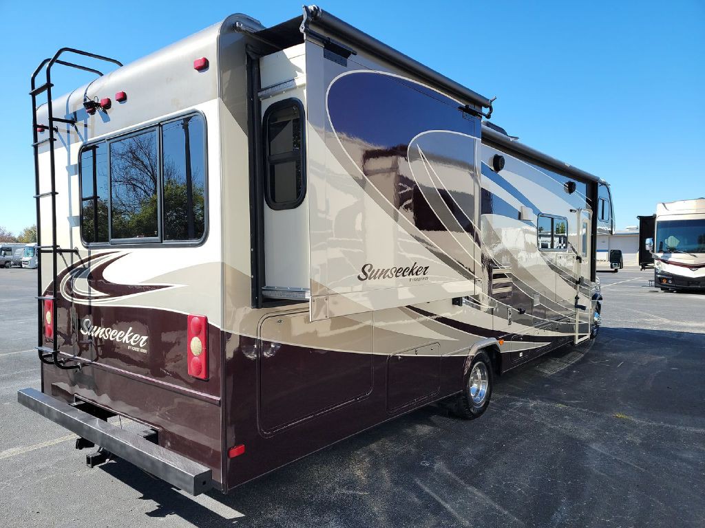 2017 Ford Econoline Image 3