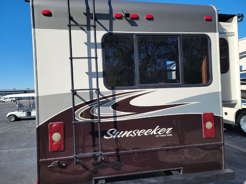 2017 Ford Econoline Image 5