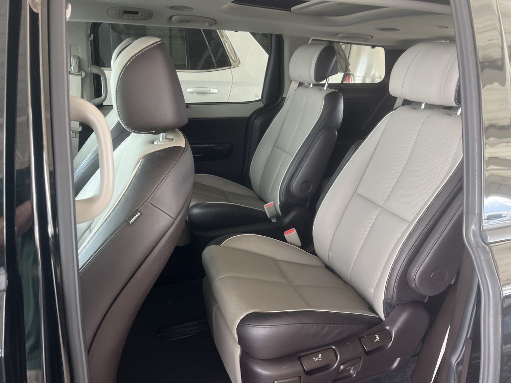 2016 Kia Sedona Image 11