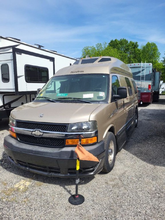 2010 Chevrolet Express Image 1