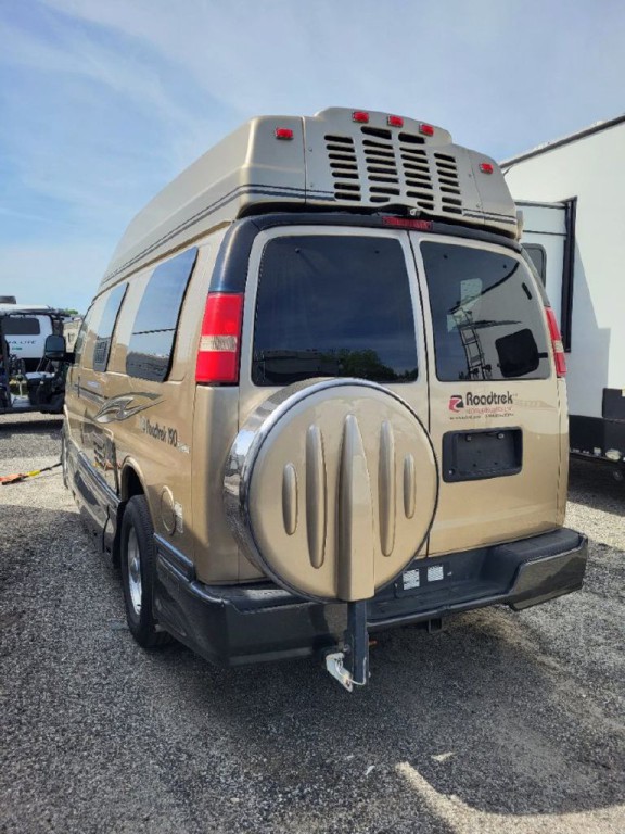 2010 Chevrolet Express Image 2