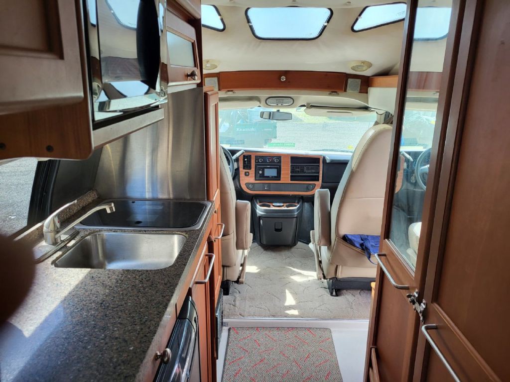 2010 Chevrolet Express Image 3